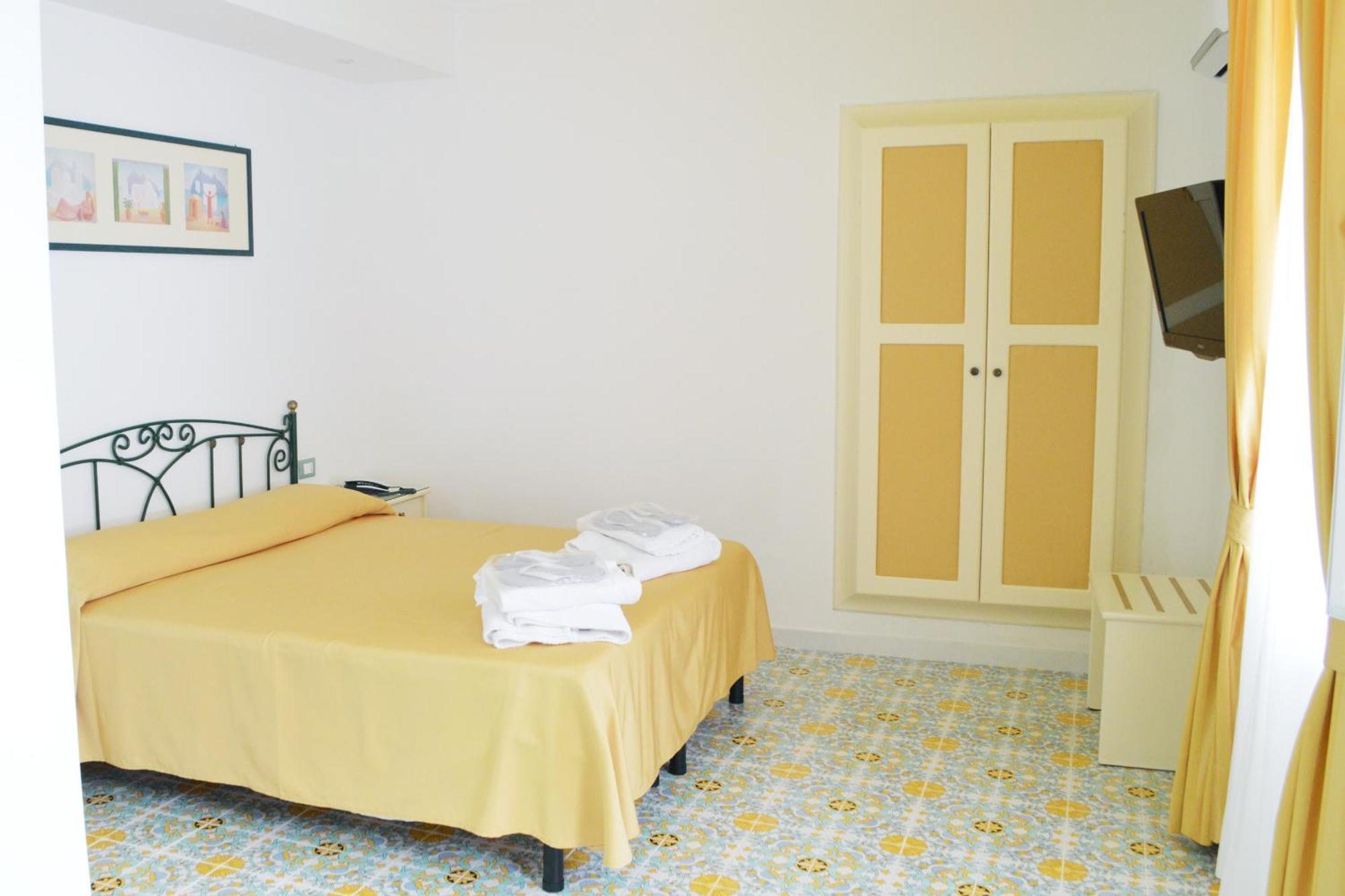 Hotel Villa Bianca Forio  Exterior photo